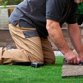 Instalador oficial demostrando como instalar césped artificial de Turfgrass.