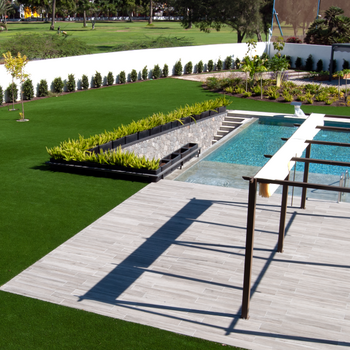 Piscina sobre césped artificial con césped sintético de Turfgrass.