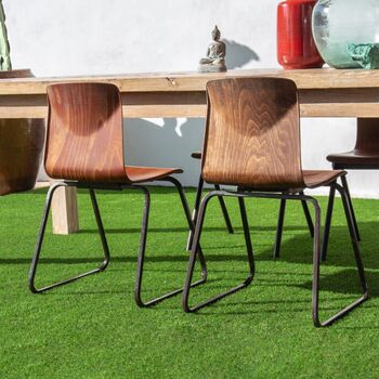 Verlegung von Kunstrasen auf einem Dachboden, Anleitung zum Verlegen von Kunstrasen auf einer Terrasse und Erreichen eines professionellen Ergebnisses.