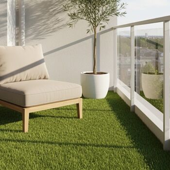 Zeigen Sie dieses Bild einer kleinen, mit Kunstrasen bedeckten Terrasse, wenn Sie nach Dekorationsideen gefragt werden, um diese Räume optimal zu nutzen.