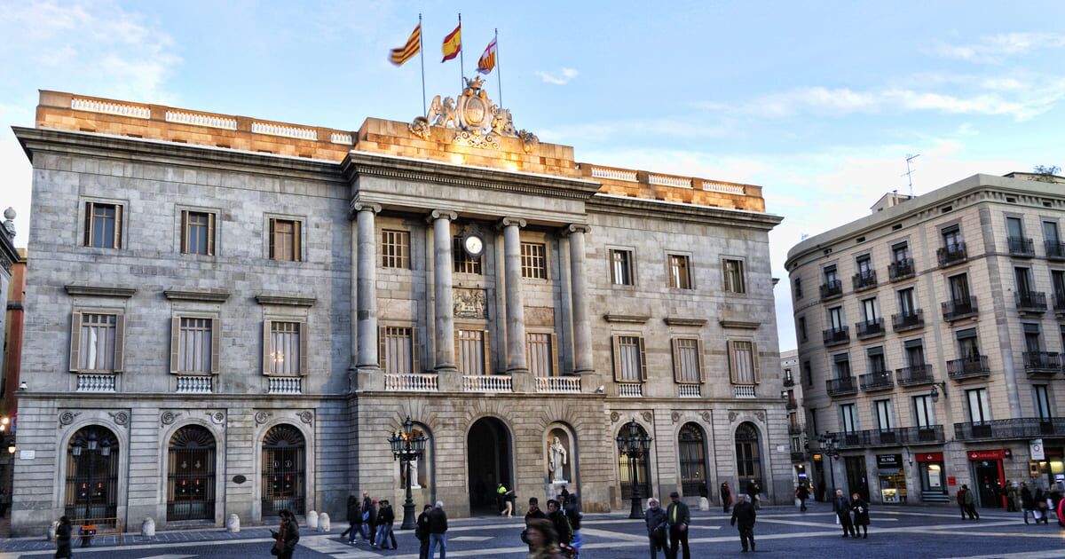 Instalación de césped artificial por el Ayuntamiento de Barcelona como alternativa sostenible.