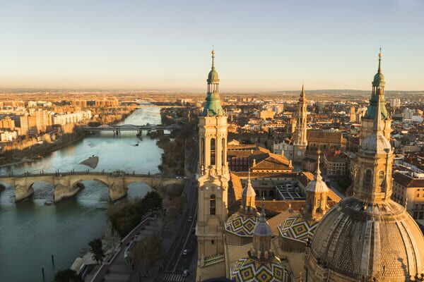 Imagen aérea de la Gran Vía de Zaragoza, una zona donde se ha instalado césped artificial para construir dos pistas de tenis gracias al Ayuntamiento de Zaragoza.