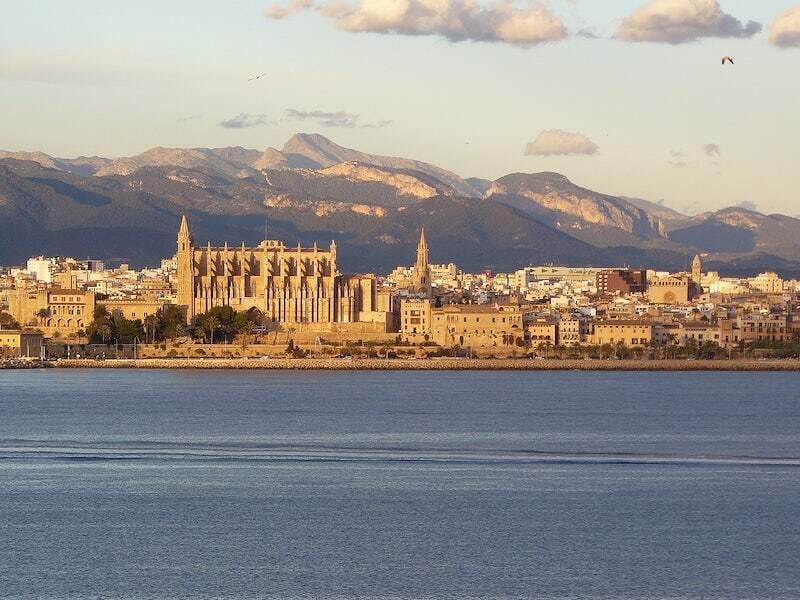 Instalación de césped artificial en el polideportivo de Alaró, Mallorca.