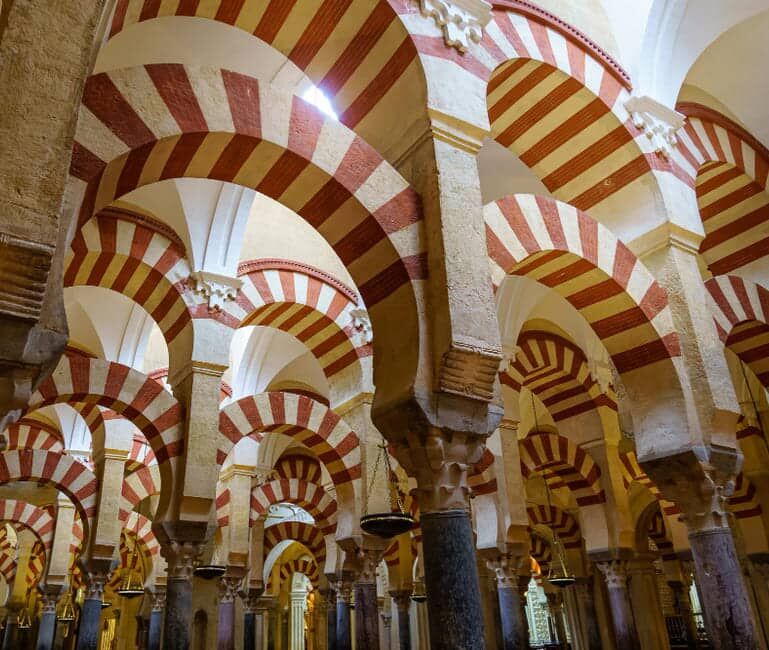 Imagen de los arcos que se encuentran dentro de la Mezquita de Córdoba.