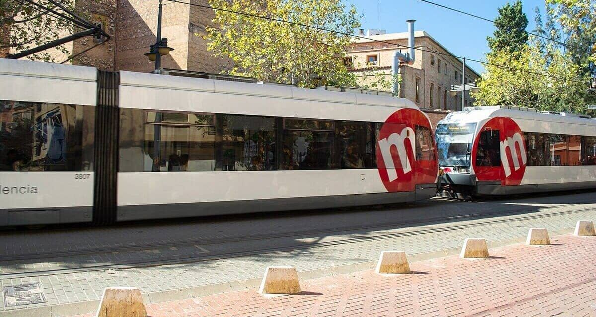 Instalación de césped artificial en los 2,7 km de la superficie de la Línea 10 de Metrovalencia.