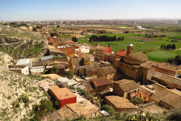 El Gobierno de Zaragoza ha fomentado la instalación de césped artificial en el barrio rural de Juslibol (Zaragoza).