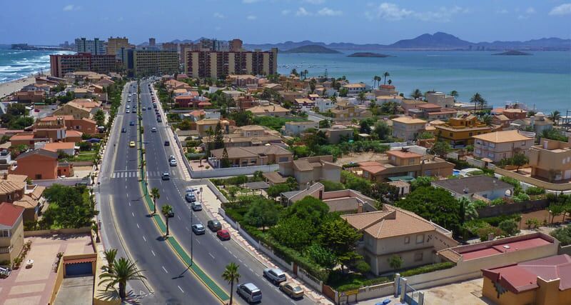 Nueva pista deportiva cubierta de césped artificial en el CEIP Mediterráneo en La Manga del Mar Menor (Murcia).