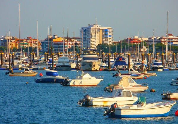 Instalación de césped artificial en Huelva, en el puerto deportivo de Punta Umbría.