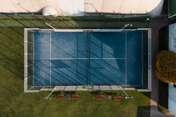 Arreglo de la pista de pádel del municipio con la instalación de césped artificial en Ciudad Real para el Complejo Polideportivo Municipal Eufemio Velasco.