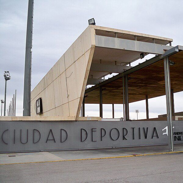 Instalación de césped artificial en zonas comunes de la Ciudad Deportiva del Albacete Balompié.