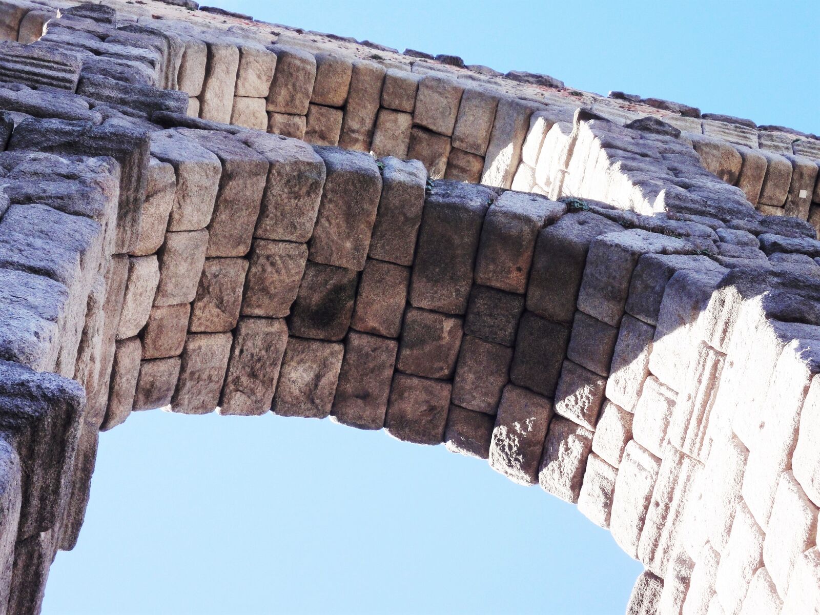 Primer plano del acueducto de Segovia.