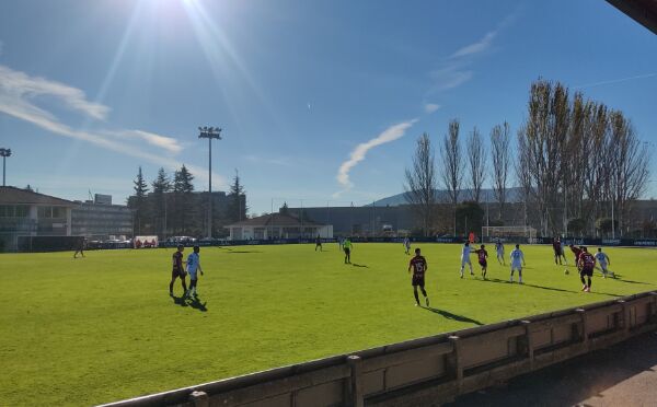 Instalación de césped artificial en Navarra, concretamente, en el campo de fútbol de Tajonar.