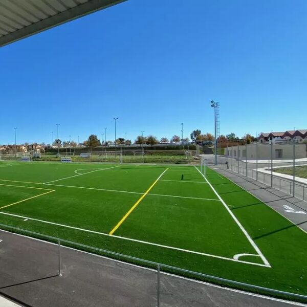 Instalación de césped artificial en el campo de fútbol de Pinilla en León.