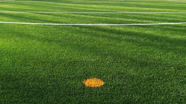 Campo de fútbol de césped artificial.