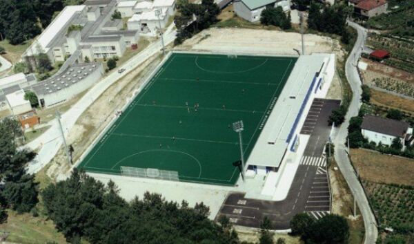 Instalación de césped artificial en el campo de hockey Mariñamansa de Ourense.