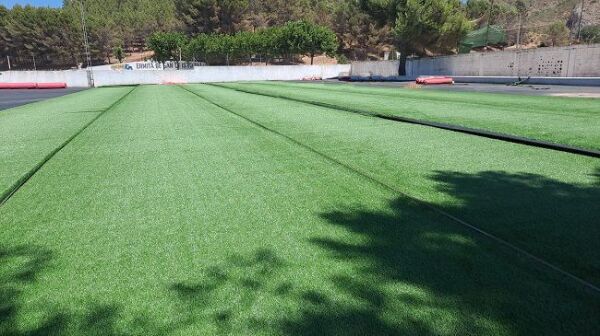 Instalación de césped artificial en el Campo La Valera de Cuenca.