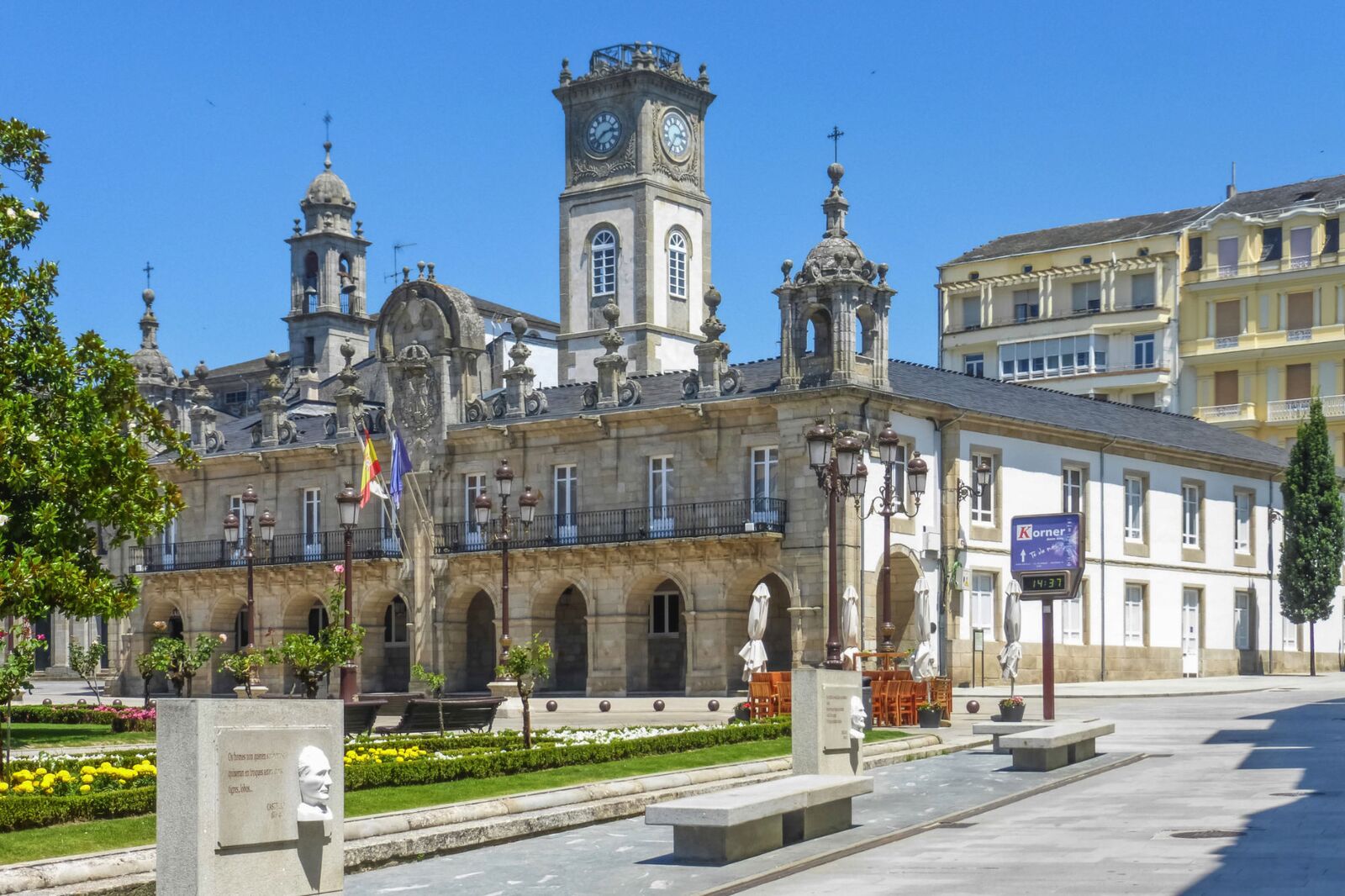 Instalación de césped artificial en la Zona Infantil de Catasol en Lugo.
