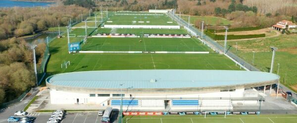Instalación de césped artificial en el campo de entrenamiento de Abegondo del Deportivo de la Coruña.