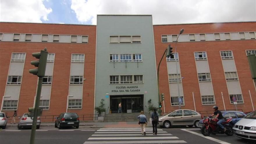 Instalación de césped artificial en campo deportivo y pistas de pádel de colegio Maristas de Badajoz.