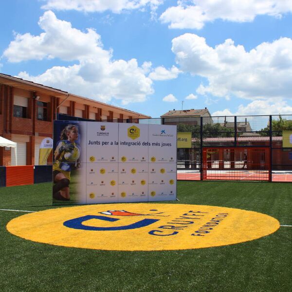 Instalación de césped artificial en la Cruiff Court Freixenet de Lleida.