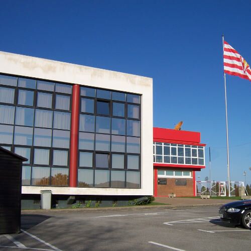 Renovación e instalación de césped artificial en Asturas, en zonas comunes de la escuela de fútbol de Mareo del Sporting de Gijón.