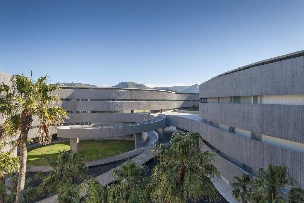 Instalación de césped artificial en campo de fútbol de la Universidad La Laguna en Tenerife.