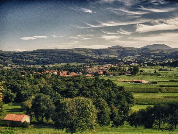 Panorámica de Hazas de Cesto, municipio donde se ha procedido a la instalación de césped artificial en Cantabria.