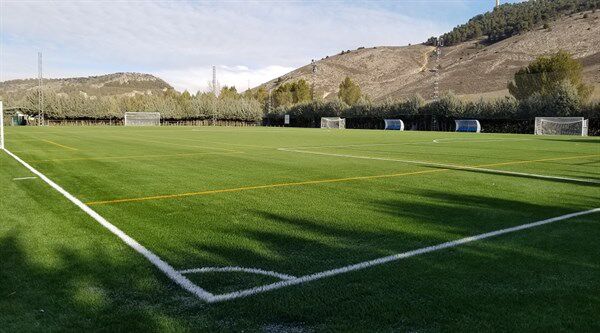 Instalación de césped artificial en el Campo Los Tiradores - Cuenca.