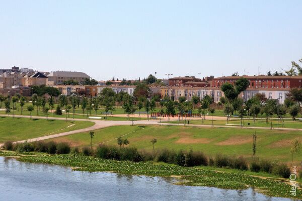 Instalación de césped artificial en Parque Guadiana - Badajoz.