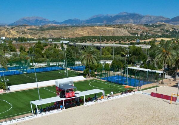 Instalación de césped artificial en campo de fútbol 'Playa Olivo' en el Hotel HO de Jaén.