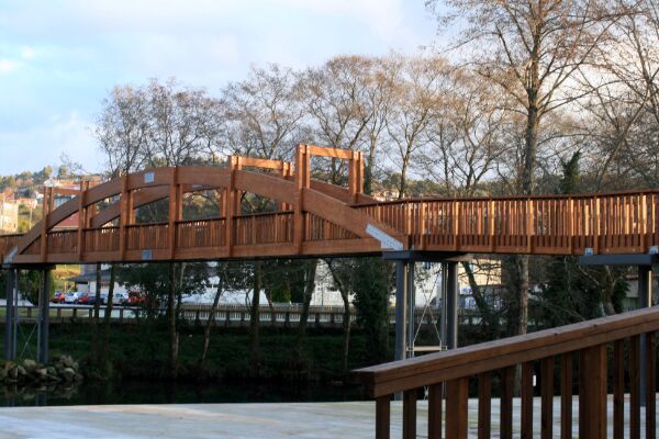 Mejora del campo de fútbol municipal con la instalación de césped artificial en Ponte Caldelas (Pontevedra).