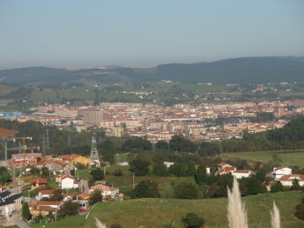 Vista panorámica de Torrelavega y su instalación de césped artificial.