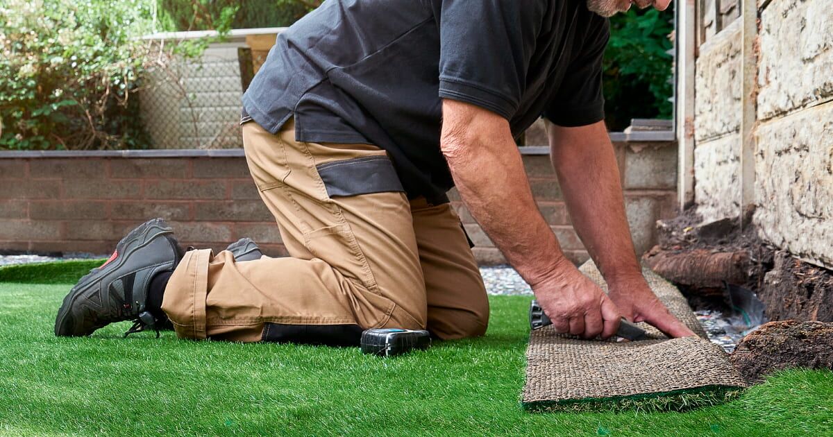 Instalador oficial demostrando como instalar césped artificial de Turfgrass.