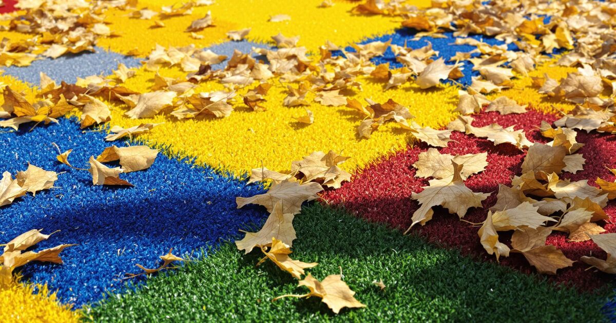 Césped de Turfplay para parques infantiles con hojas de los árboles.