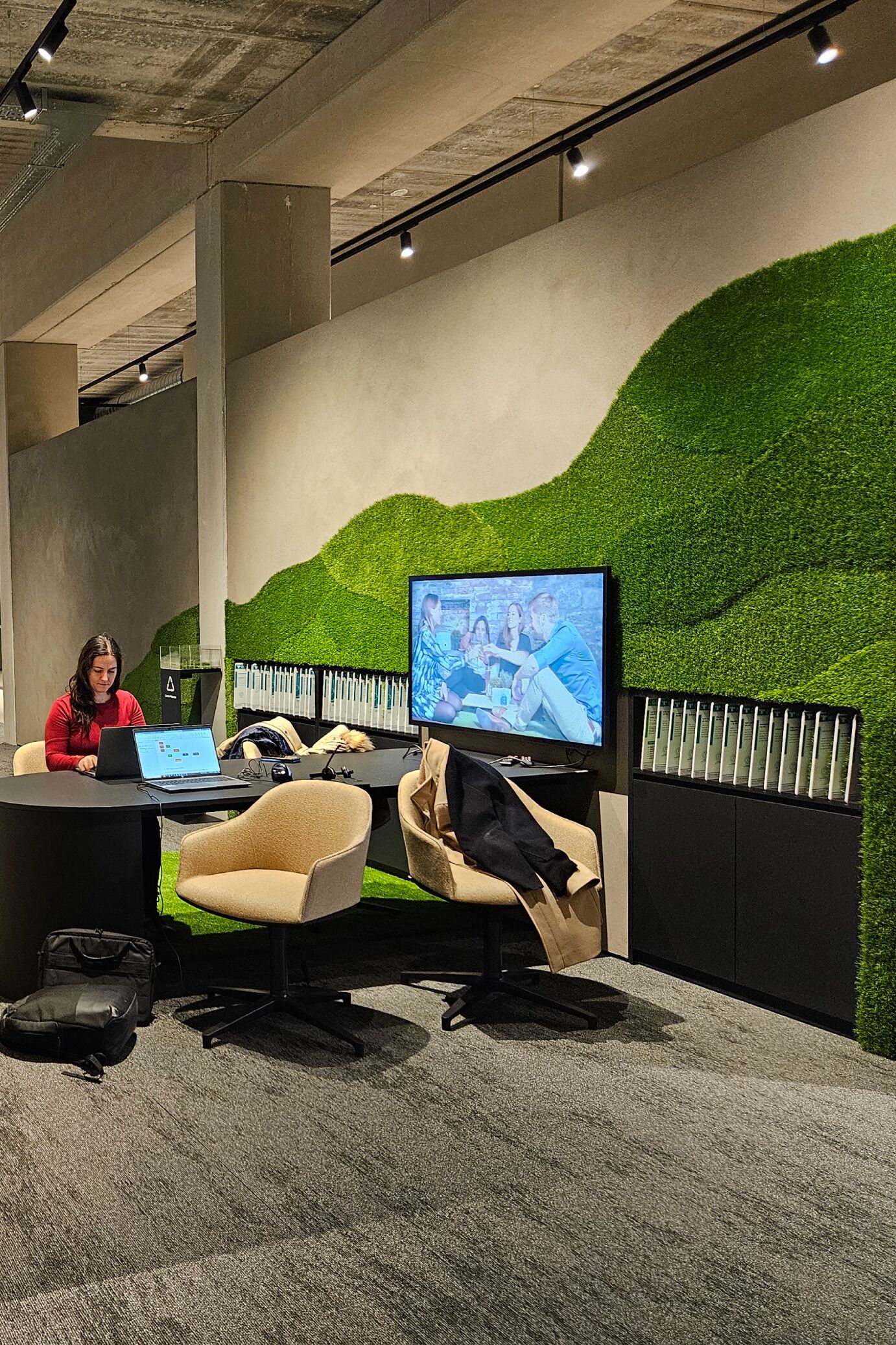 Jardín vertical artificial en las oficinas de una empresa.