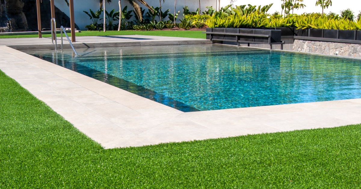 Piscina con césped artificial alrededor.