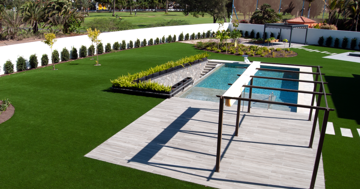 Piscina sobre césped artificial con césped sintético de Turfgrass.