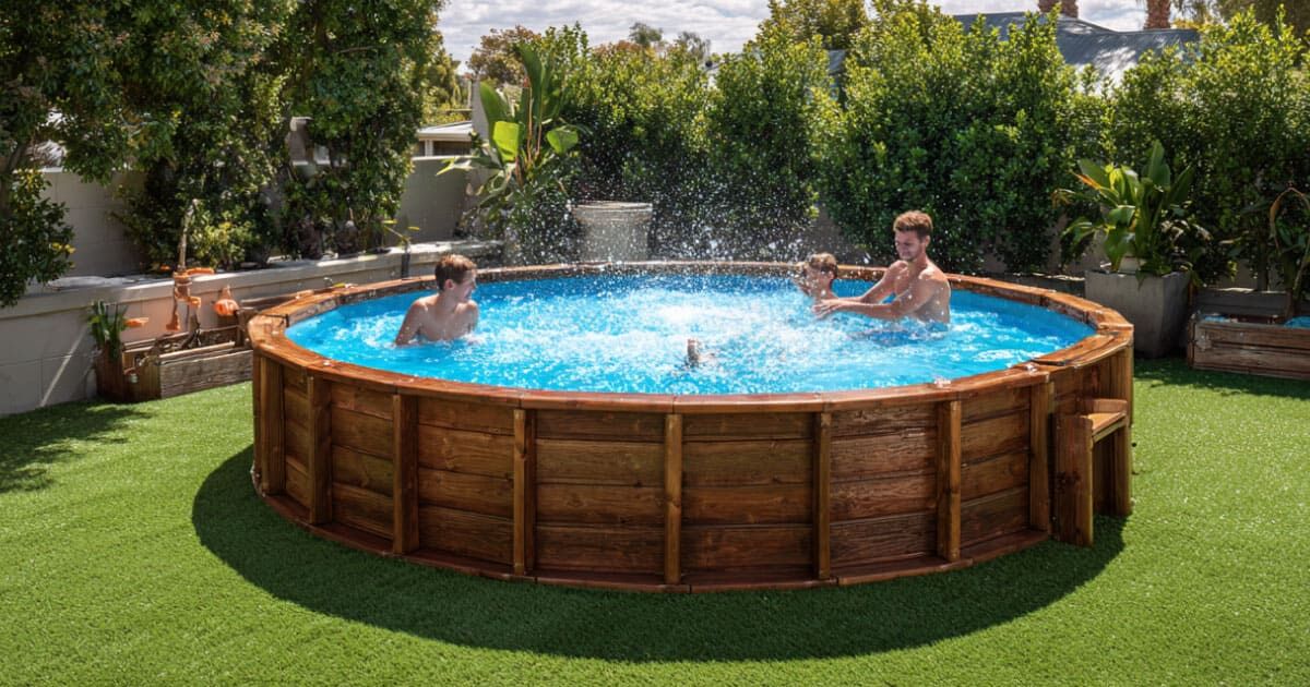 Familia disfrutando en piscina desmontable de madera sobre césped artificial.