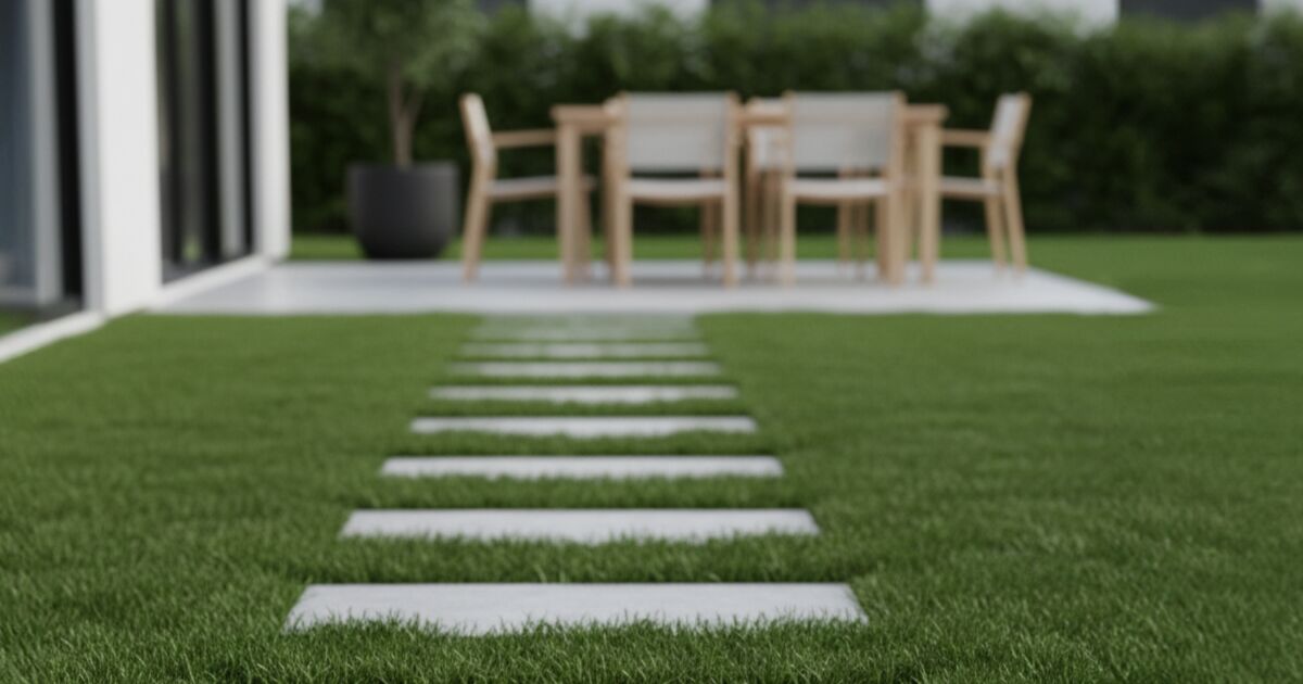 Zona de comedor con camino de losas: una de las ideas de jardín con césped artificial.