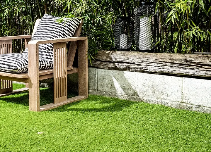 Rest and leisure area in a garden with artificial grass.