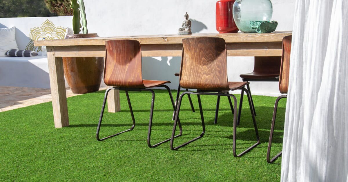 Verlegung von Kunstrasen auf einem Dachboden, Anleitung zum Verlegen von Kunstrasen auf einer Terrasse und Erreichen eines professionellen Ergebnisses.