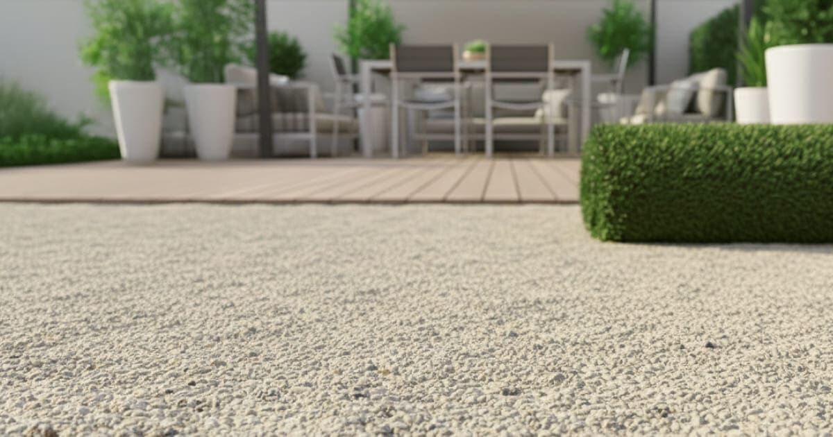 Garten vor der Verlegung des Kunstrasens auf der Terrasse