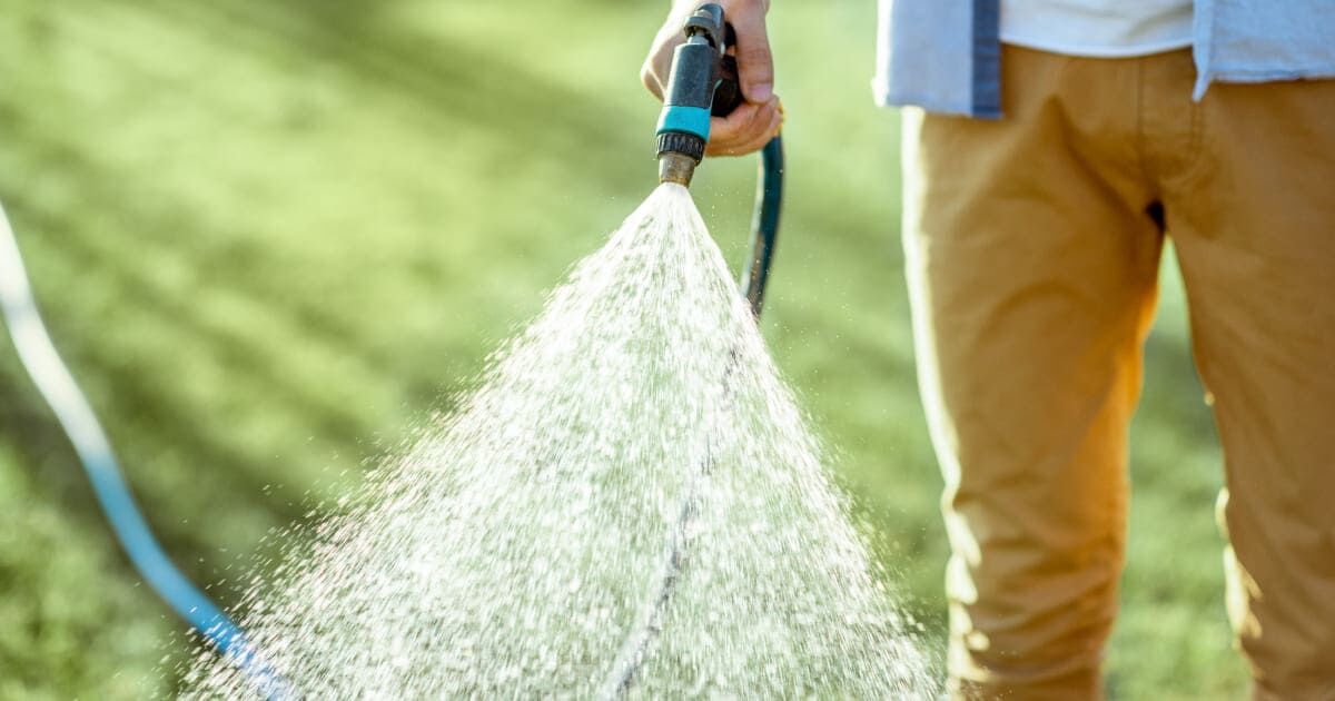 Bewässerung und Pflege des Kunstrasens auf den Terrassen.
