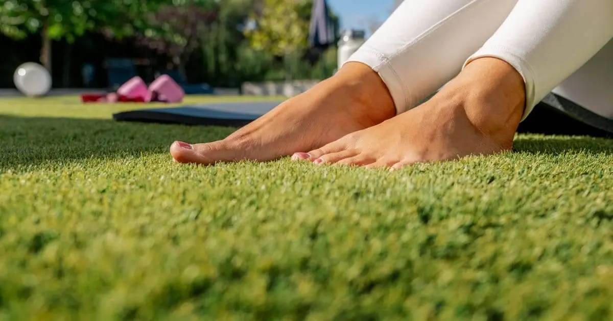 altura-cesped-artificial-medidas-ideales-segun-uso-estilo-pies