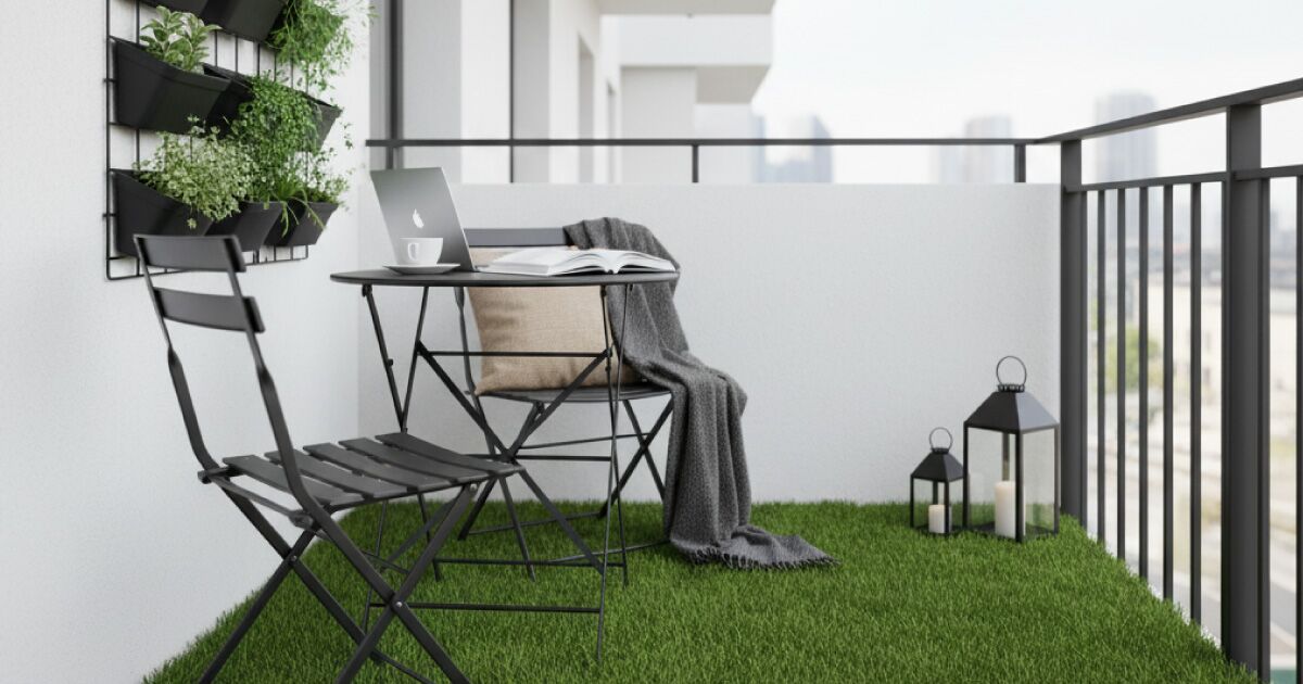 Beispiel für eine unserer Installationen auf einer kleinen Terrasse mit Kunstrasen in der Provinz Alicante.