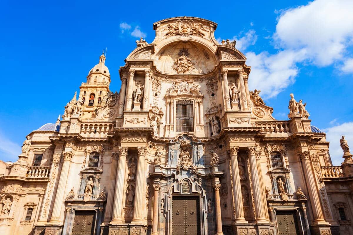Imagen frontal de la catedral de Murcia.