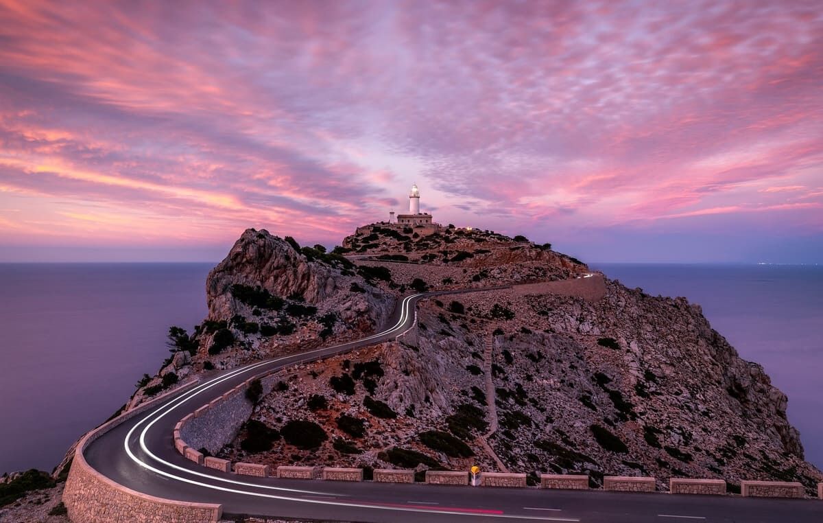 Imagen al atardecer de uno de los faros de la isla de Mallorca.