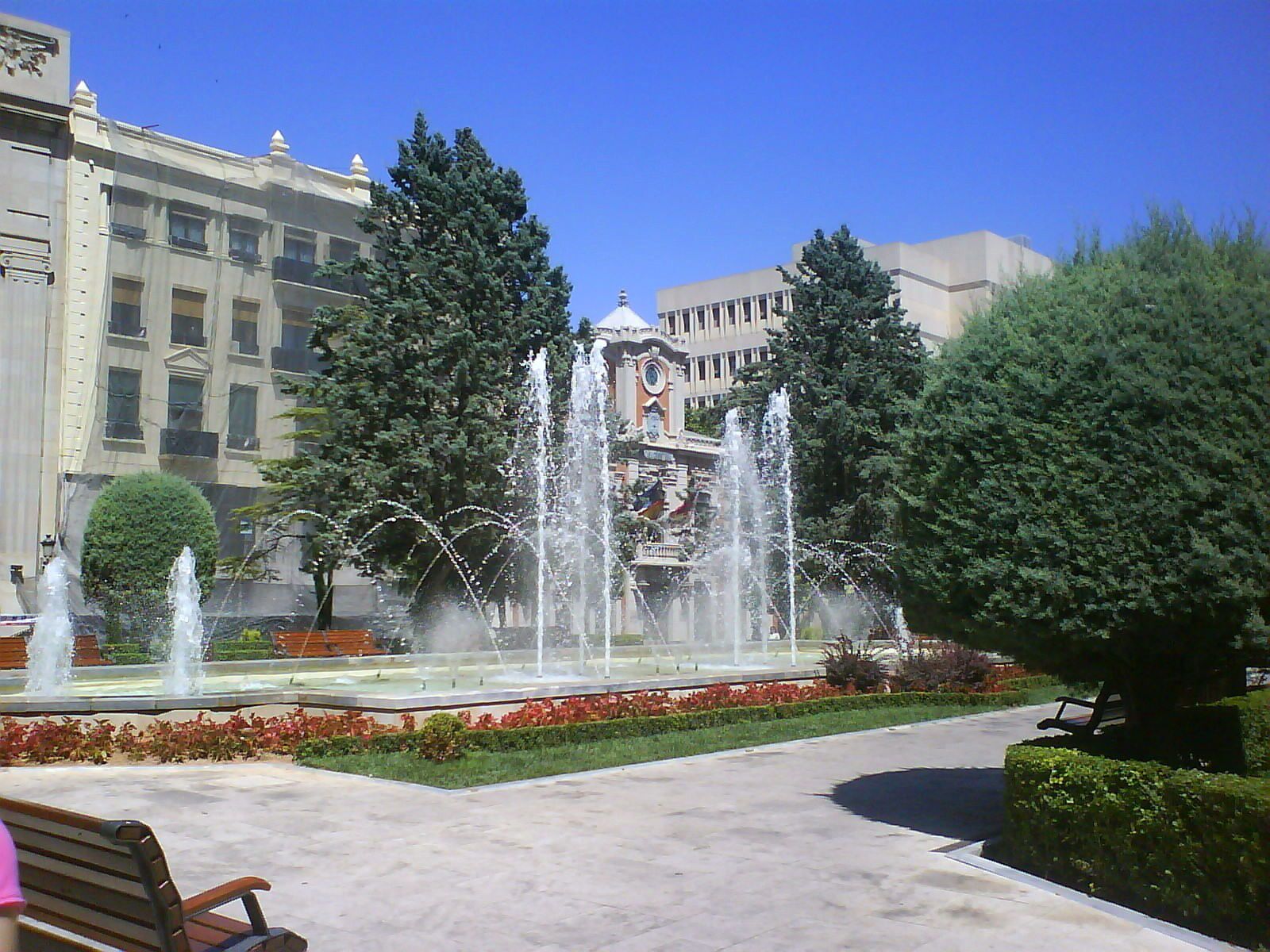 Venta e instalación de césped artificial en Albacete, imagen de la plaza de Altozano.