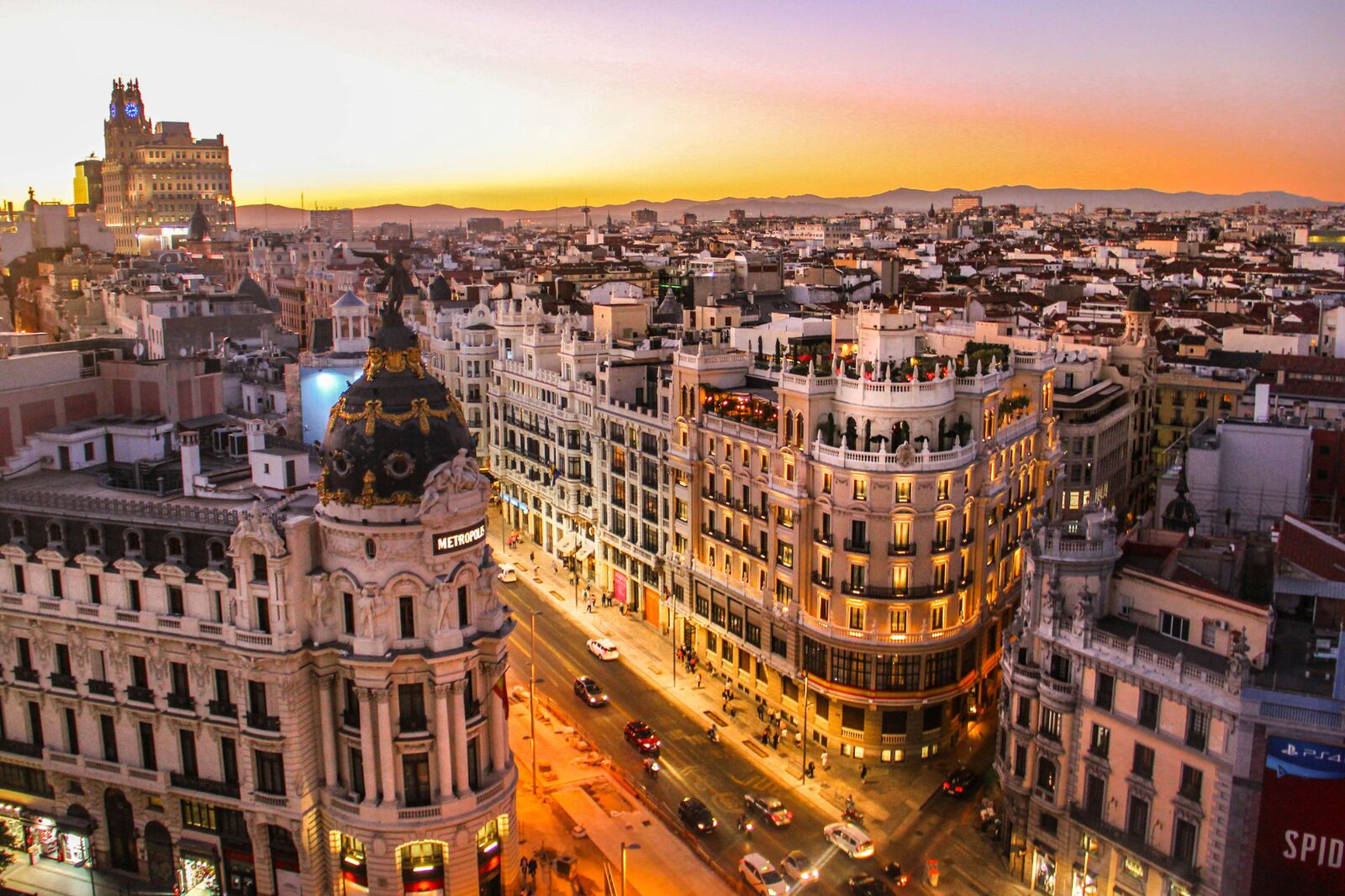 Imagen de un atardecer en la Gran Vía de Madrid.